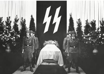 El logotipo de las SS expuesto en el funeral de Richard Heidrich en 1942