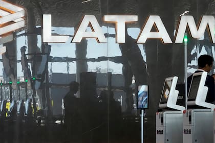 El logotipo de Latam cubre la pared en el área de facturación de la aerolínea en el aeropuerto Arturo Merino Benítez de Santiago de Chile, el miércoles 12 de noviembre de 2025