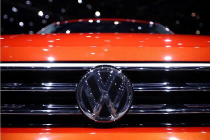 El logotipo de Volkswagen se ve en un nuevo modelo de automóvil en el 89o Salón Internacional del Automóvil de Ginebra en Suiza, el 5 de marzo.