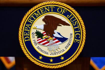 El logotipo del Departamento de Justicia de Estados Unidos previo a una conferencia de prensa el martes 6 de mayo de 2025, en la sede de la dependencia en Washington. (AP Foto/Julia Demaree Nikhinson, Archivo)
