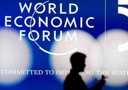 El logotipo del Foro Económico Mundial de Davos, Suiza