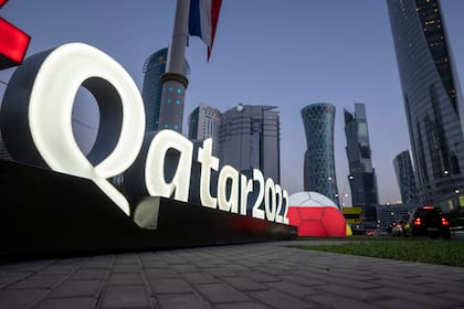 El logotipo del Mundial se exhibe cerca del Centro de Exposiciones y Convenciones de Doha