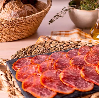 El lomo ibérico o lomo embuchado se compone de un 50% de proteínas y un 20% de grasas