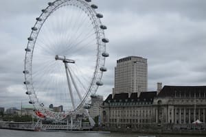 El London Eye de Londres es la rueda más alta de Europa y la atracción turística más popular del Reino Unido con más de 3,75 millones de visitantes al año