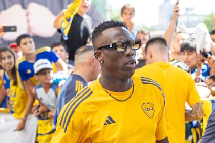 El looj de Luis Advíncula cuando el plantel bajó a saludar a los hinchas que los esperaban en el hotel.