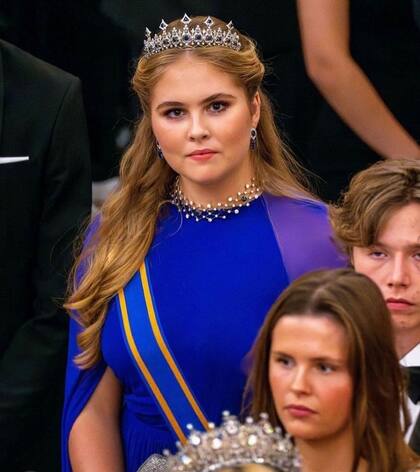 El look azul de la princesa Amalia de Orange recordó al vestido elegido por su madre, Máxima Zorreguieta, en su coronación en 2013