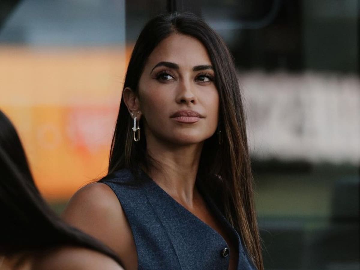 El look oficinista con el que Antonela Roccuzzo deslumbró en la cancha