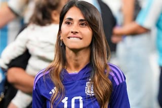El estilo que eligió Anto Roccuzzo para acompañar a Messi en el último partido oficial con la selección en el país