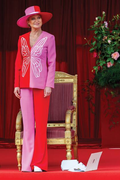 El look de Delphine, de la cabeza a los pies: un traje diseñado por Xavier Segers para Atelier ExC, un sombrero canotier con los mismos colores del tailleur y zapatos con plataforma de Morobé.