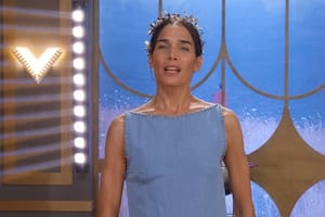 Juana Viale volvió a lucir un diseño de Gino Bogani y dio que hablar con su look de transparencias