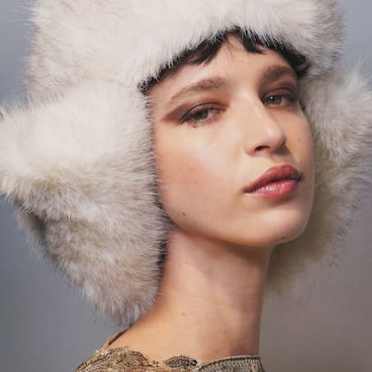 El look de Flor para la colección FW 25/26 prêt-à-porter de Elie Saab