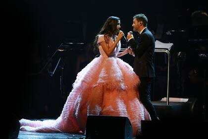 El look de India Martnez fue el que ms llam la atencin. La cantante interpret junto a Axel "Aguaribay"