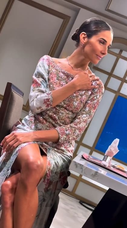 El look de Juana Viale consistió en un vestido de paiets con flores estampadas y mangas diferentes