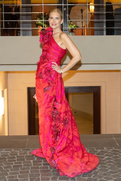 El look de la anfitriona: vestido con escote irregular y flores aplicadas de Malne