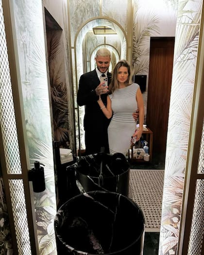 El look de la pareja consistió en un vestido al cuerpo, para ella y un traje oscuro para él