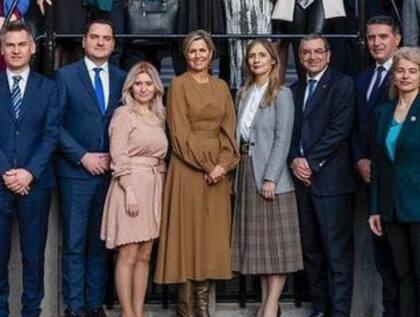 El look de la reina Máxima de Holanda en la Haya para la Fundación SchuldenlabNL (Instagram @Koninklijkhuis)