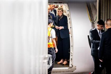 El look de la reina Máxima para llegar a Filipinas (Foto: Instagram @patrickvkatwijk)