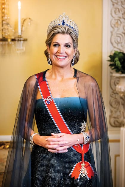 El look de Máxima -con vestido del diseñador holandés Jan Taminiau-para la cena de gala que dieron los reyes Harald y Sonia de Noruega en honor a los monarcas de los Países Bajos en el Palacio de Oslo