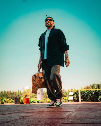 El look de Nicolás Otamendi al llegar al país para sumarse a la selección argentina