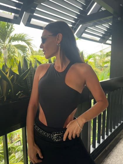 El look de Pampita para su paseo en Miami: body asimétrico y falda larga (Foto: Instagram @pampitaoficial)