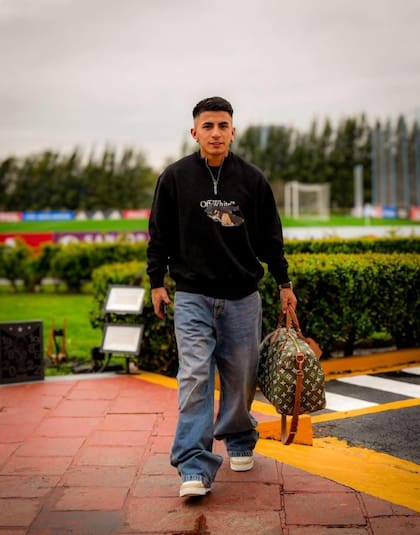 El look de Thiago Almada