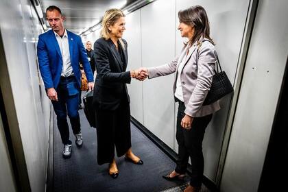 El look de viaje de la reina Máxima (Foto: Instagram @patrickvkatwijk)