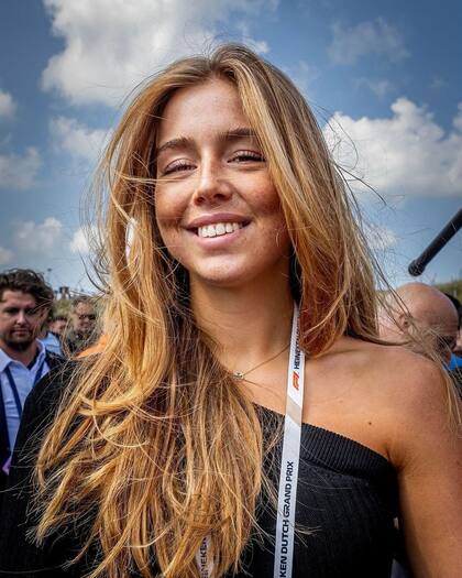 El look osado de Alexia, al utilizar un suéter sin una manga