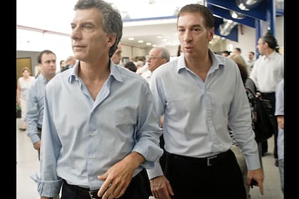 El look Pro: pantalón oscuro y camisa celeste, sin saco ni corbata