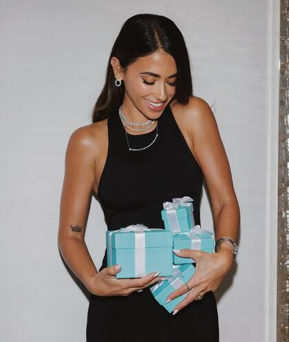 El look total black que lució Anto Roccuzzo para posar con las joyas de Tiffany