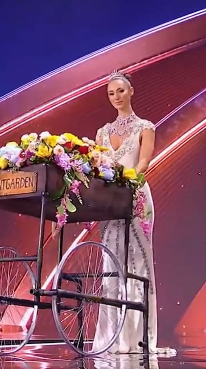 El look total white que Latimer escondía debajo de su traje de campesina