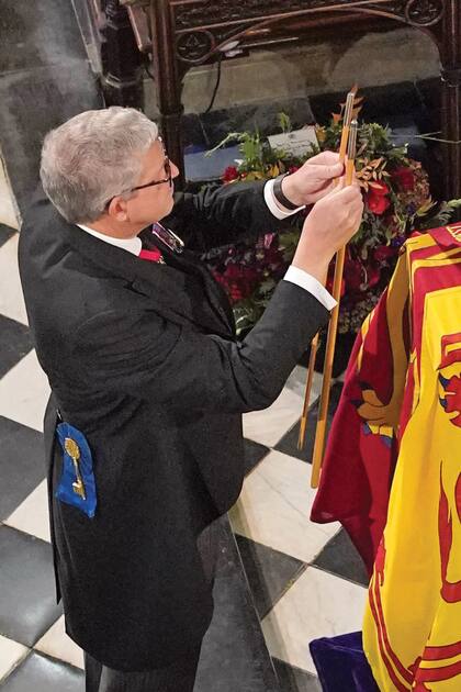 El Lord Chamberlain, jefe de la Casa de la Reina, rompió su Varita de Oficio –señal del final de su servicio a la Reina– y la puso sobre el féretro.