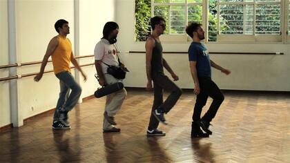 El loro y el cisne. Escena de un ensayo de los Krapp con el Loro (segundo desde la izquierda) como uno más del ensamble, según la cámara de Alejo Moguillansky