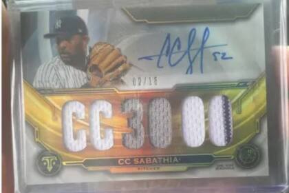 El lote incluía tarjetas firmadas por figuras del béisbol como CC Sabathia, Don Mattingly y Chuck Knoblauch
