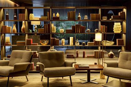 El lounge tiene muebles de la firma italiana Minotti, lámparas traídas de tiendas de antigüedades europeas por Ana y Gero Fasano y piezas únicas de diseñadores locales.