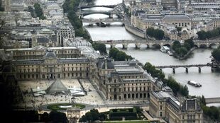 El Louvre, al lado del río Sena
