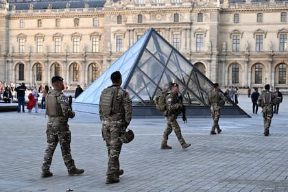 El Louvre anunció que instalará cien cámaras más en todo su perímetro, y que planea reforzar la presencia policial