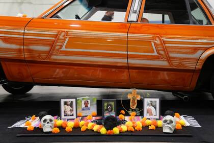 El lowriding consiste en personalizar un vehículo con diseños y colores vivos y para que sean más bajos y lentos