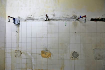 El lugar consta de un salón de usos múltiples (SUM), una cocina, un patio, un salón de duchas y 14 celdas individuales