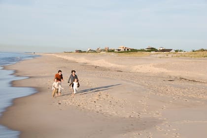 El lugar cuenta con grandes bancos de arena para disfrutar en familia