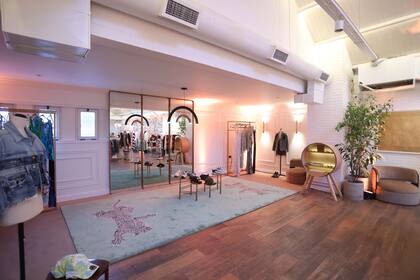 El lugar cuenta con una nueva propuesta gastronómica: The Caffé, ideal para disfrutar de un café de especialidad rodeado de una ambiente verde que invita a los encuentros, a las reuniones presenciales o al trabajo remoto.