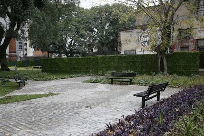 El lugar cuenta con una plaza interna