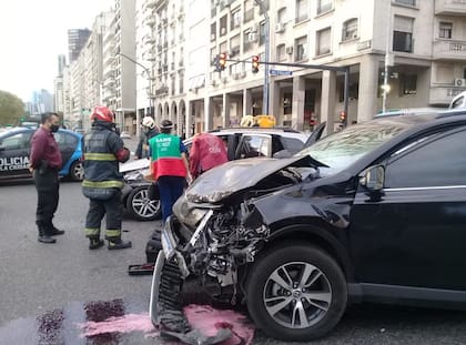 El lugar del accidente y el auto de Campuzano destruido en el frente