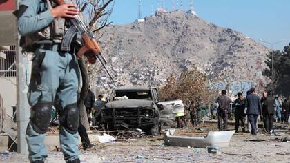 El lugar del ataque con carro bomba que tenía como objetivo a Shukria Barakzai en Kabul, en noviembre de 2014.