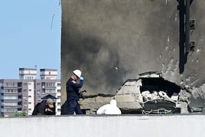 El lugar del impacto tras el choque de un dron ruso contra un edificio de apartamentos en Galati, al oeste de Rumania (Daniel Mihailescu / AFP)