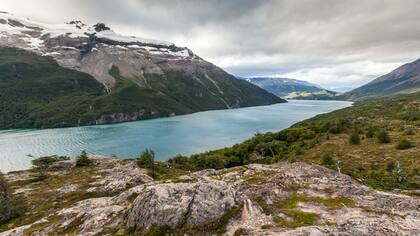 El lugar elegido por la pareja es un bosque denso de 300 años, con senderos que acaban en peñones, glaciares colgantes, playas de arena y cascadas con pozones.