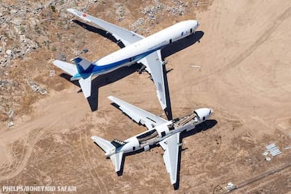 El lugar en el que está la aeronave se llama "Aeropuerto Mojave". Allí se practican 3 actividades: vuelos de prueba, desarrollo de la industria aeroespacial y mantenimiento y almacenamiento de aviones.