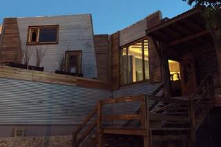 Un patovica arrojó a una mujer por la escalera y le causó una fractura