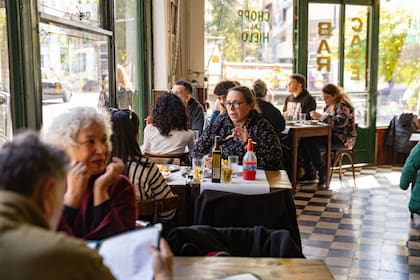 "El lugar es el de siempre. El piso calcáreo está intacto: este damero es una de las primeras cosas que vieron los inspectores en 2014 cuando nos nombraron Bar Notable"