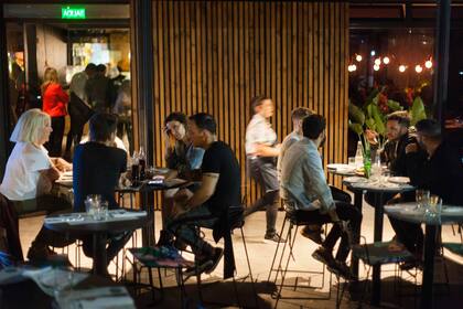 El lugar es gigante: conviven un salón, un espacio con mesas al aire libre y un deck de 350 m2