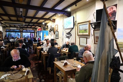 El lugar está colmado de objetos que reflejan la cultura gaucha